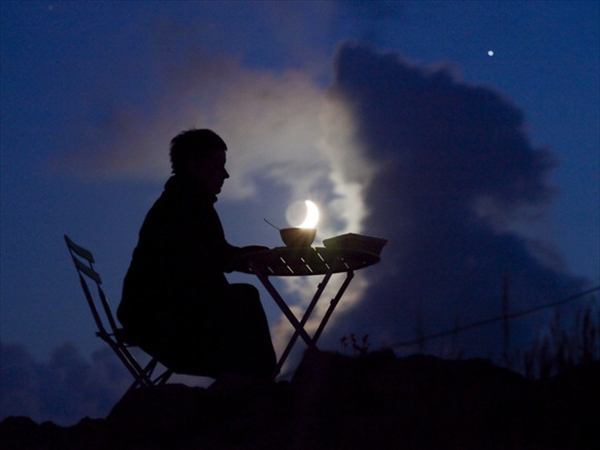 闇夜に浮かぶ”月”で遊ぶ　遠近法を利用した満月や三日月の写真集002